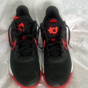 Men’s basketball sneakers